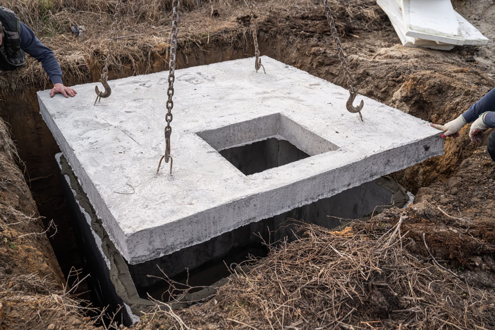 Transport betonowego szamba na miejsce montażu